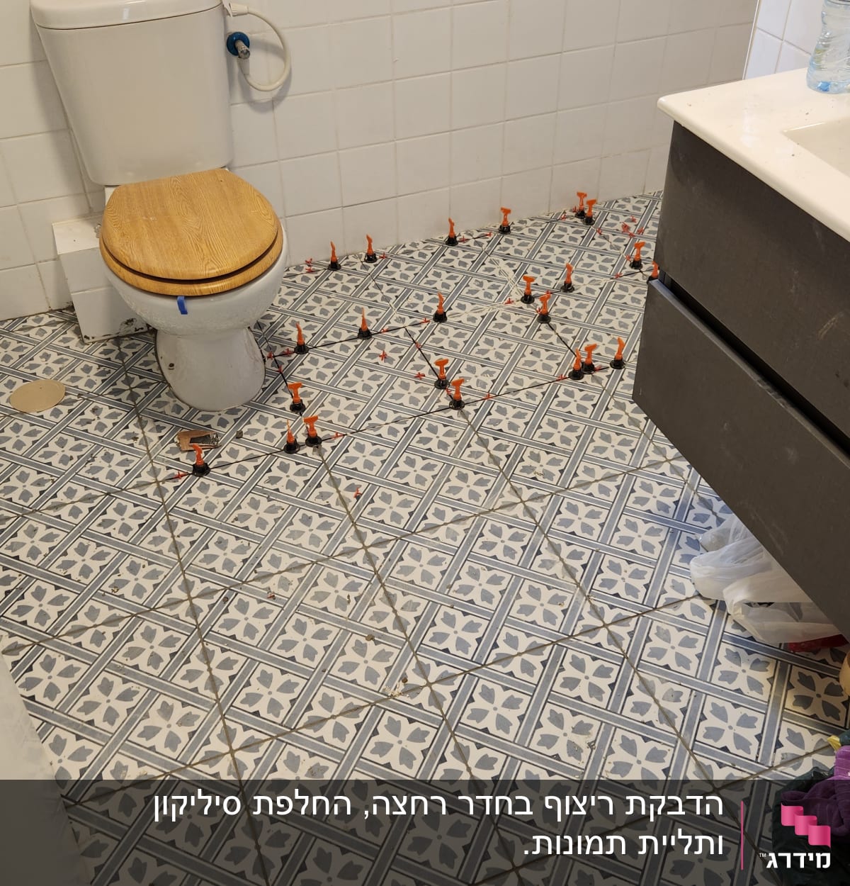 ריצוף חדש עם מרווחים ומחברים כתומים